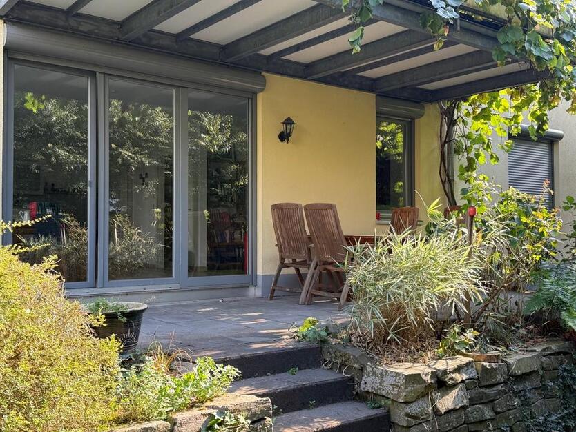 2,5-Zimmer-Wohnung mit Terrasse & kleinem Garten in Rheinnähe zimmer