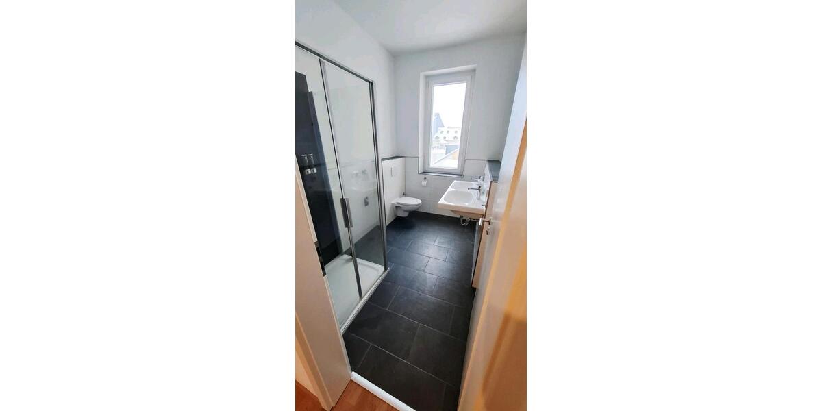 Helle 4-Zimmer Wohnung, neu saniert, Stadtmitte mit Balkon 12 m² 4 zimmer