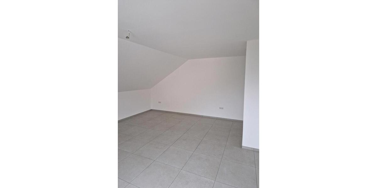 Dachgeschoßwohnung Hohenroth - 5 Zimmer, 90 m&sup2;, 600&euro; | Angebot:26468891
