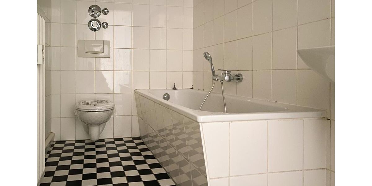 Dachgeschoßwohnung Apolda - 2 Zimmer, 66 m&sup2;, 396&euro; | Angebot:24802005