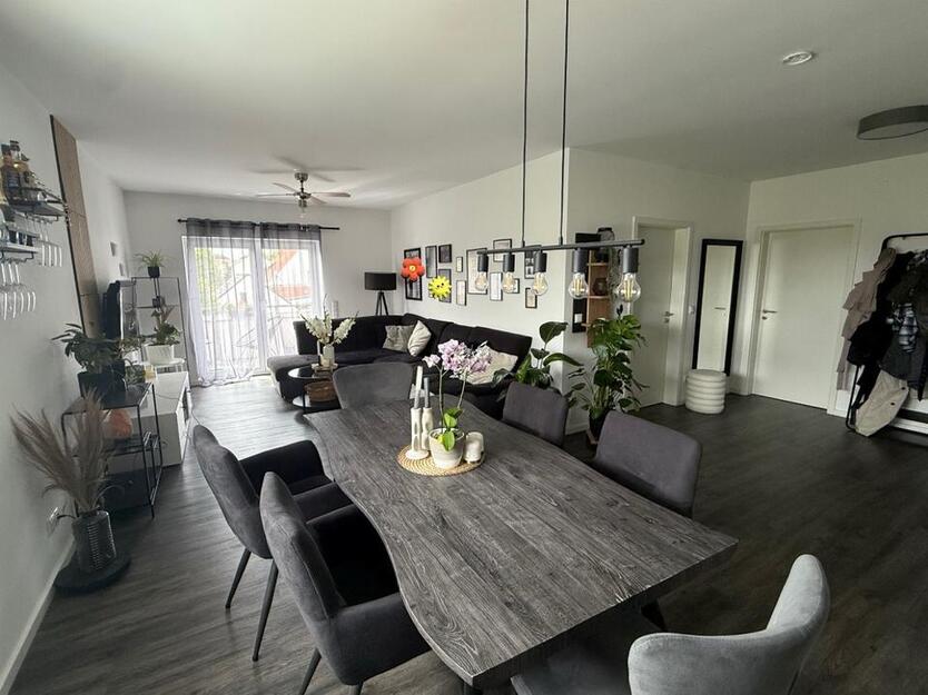Moderne NeubauWohnung mit Balkon, Einbauküche und Parkplatz