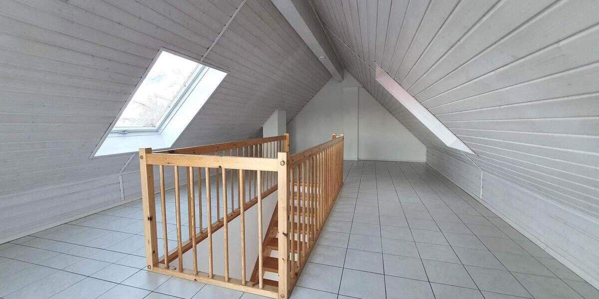 Dachgeschosswohnung mit zwei Balkonen in Stanberg zu vermieten. 3 zimmer