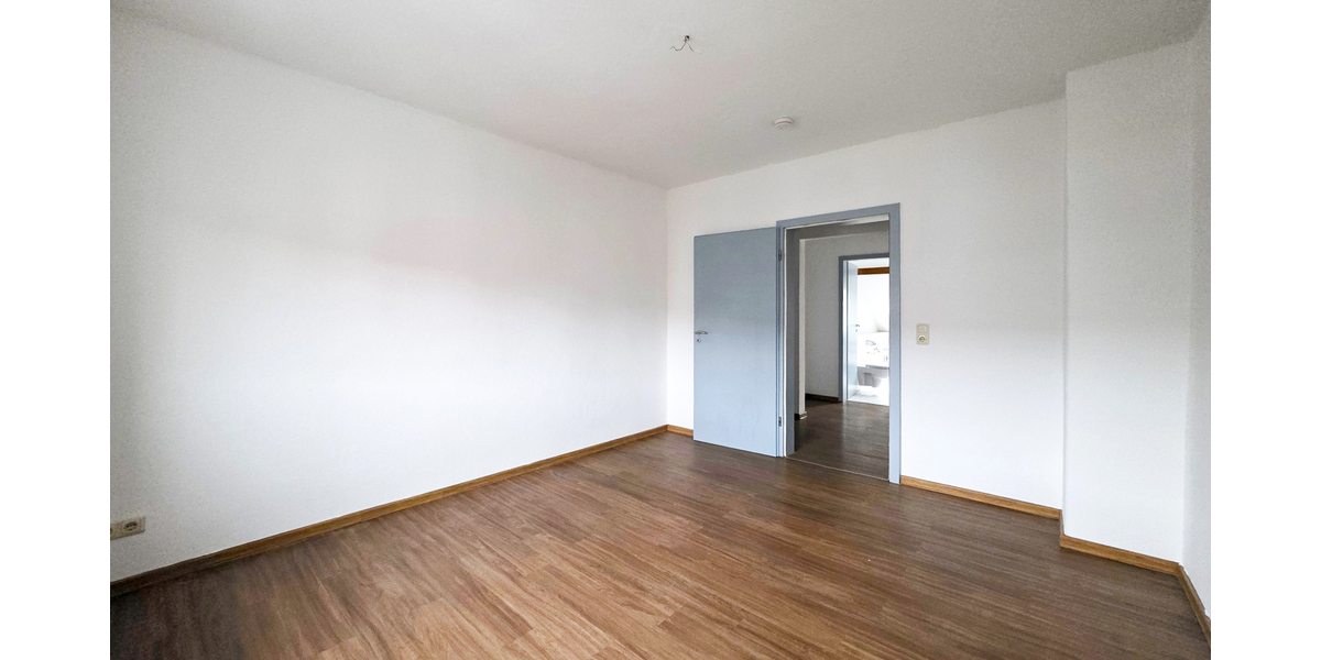 Eckbadewanne und Dusche - Tolle 3 Zimmer DG Wohnung mit Gartennutzung - Dachgeschoßwohnung Gera Ostviertel | Angebot:27365789