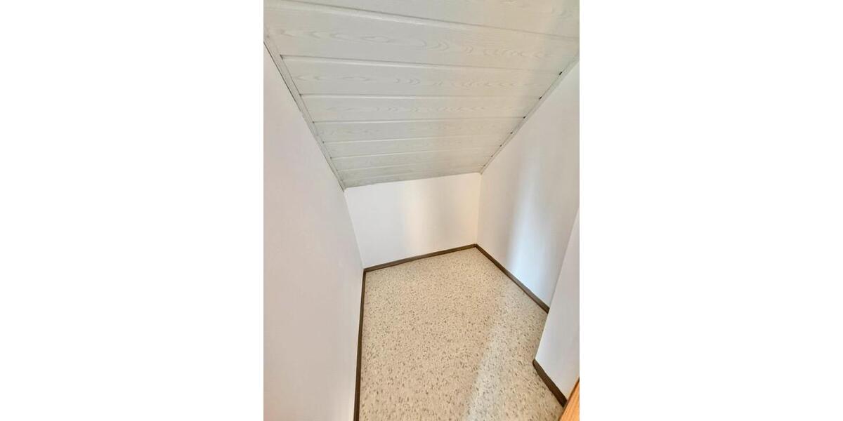 Dachgeschoßwohnung Thalmassing - 3 Zimmer, 83 m&sup2;, 670&euro; | Angebot:25924805