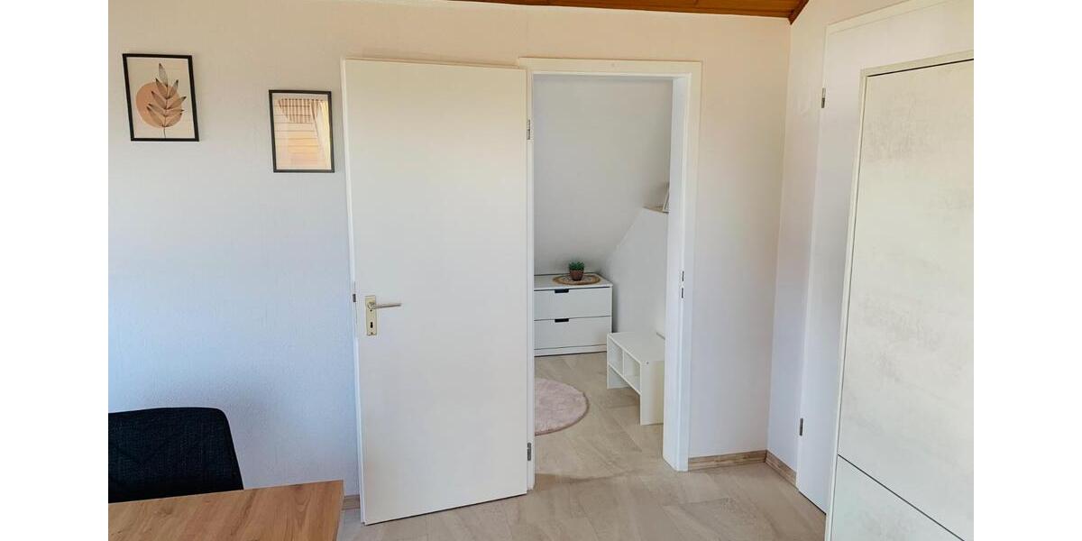 Renovierte und voll möblierte DG-Wohnung für Single-Person zimmer