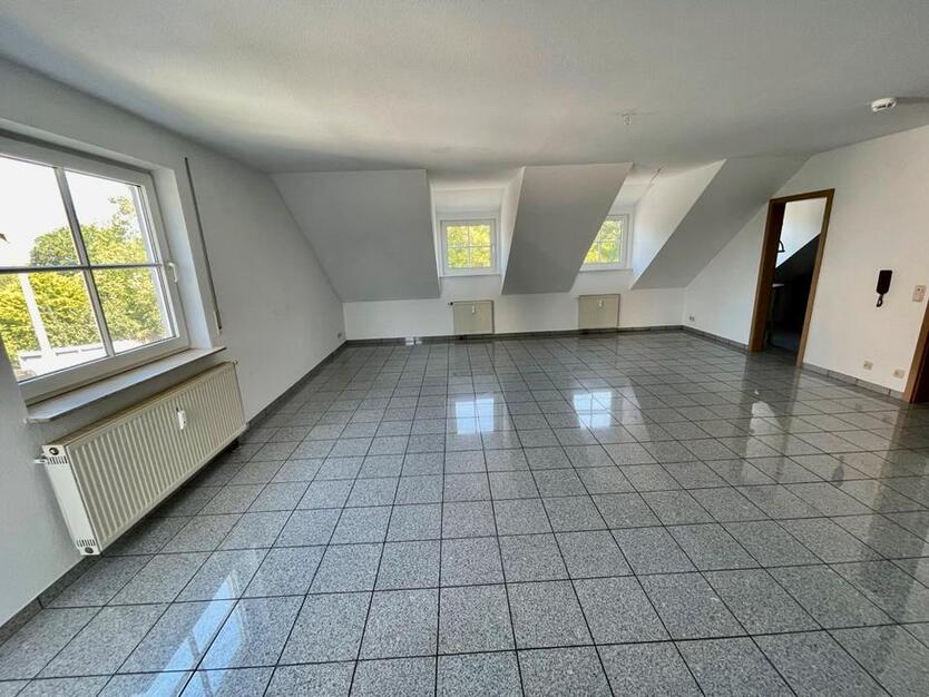 Helle Wohnung mit Balkon, EBK, neuem Bad und PKW-Stellplatz! Gute Anbindung zur Uni!