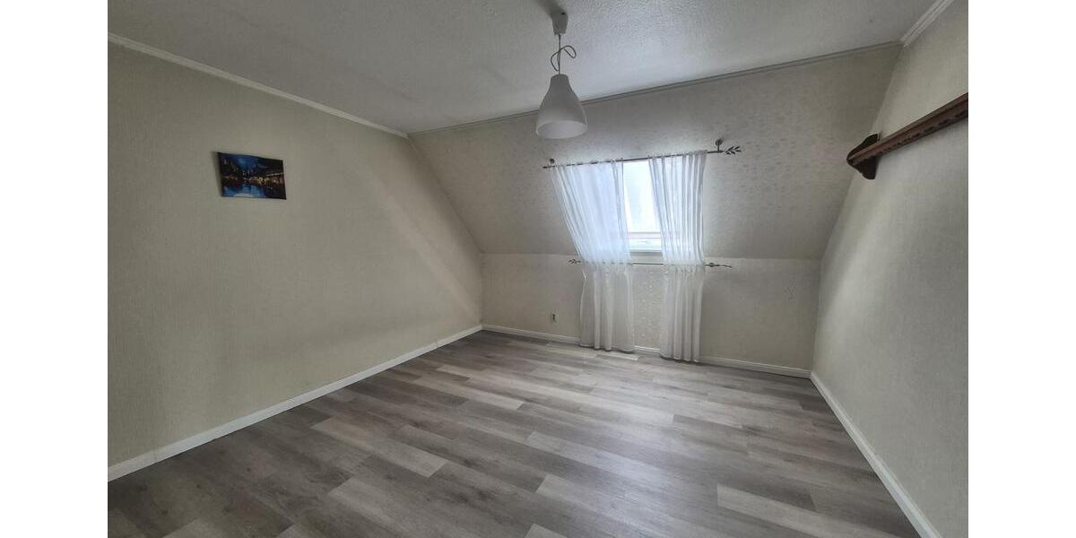 Dachgeschoßwohnung Lübbecke - 5 Zimmer, 190 m&sup2;, 950&euro; | Angebot:25265401