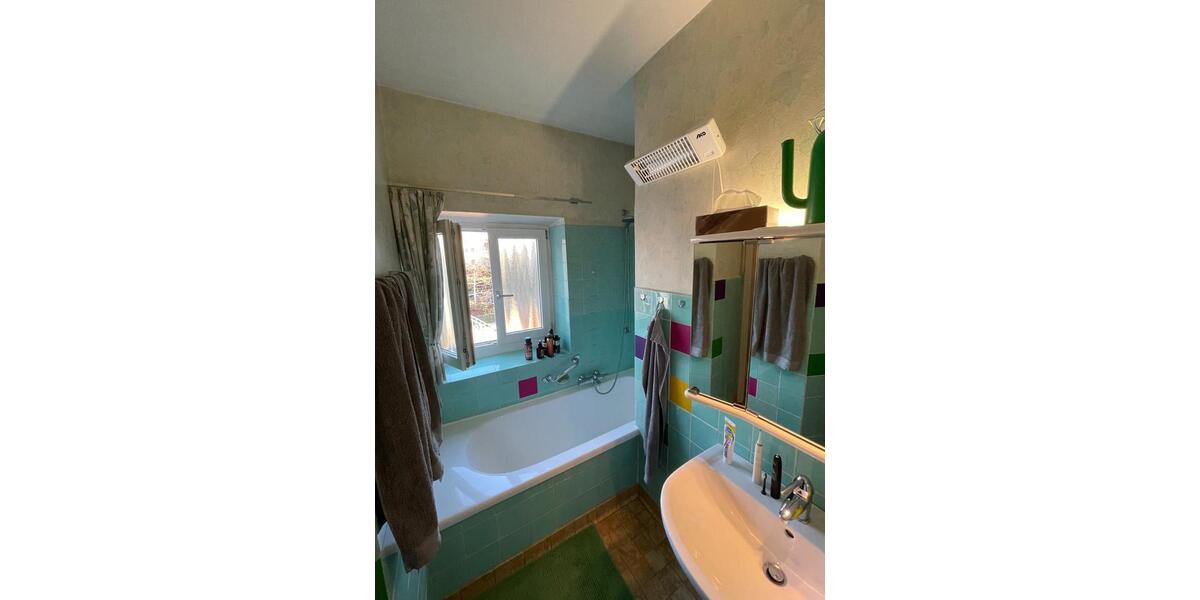 Charmante Altbauwohnung in zentraler Lage – mit Balkonen, Garage 2 zimmer