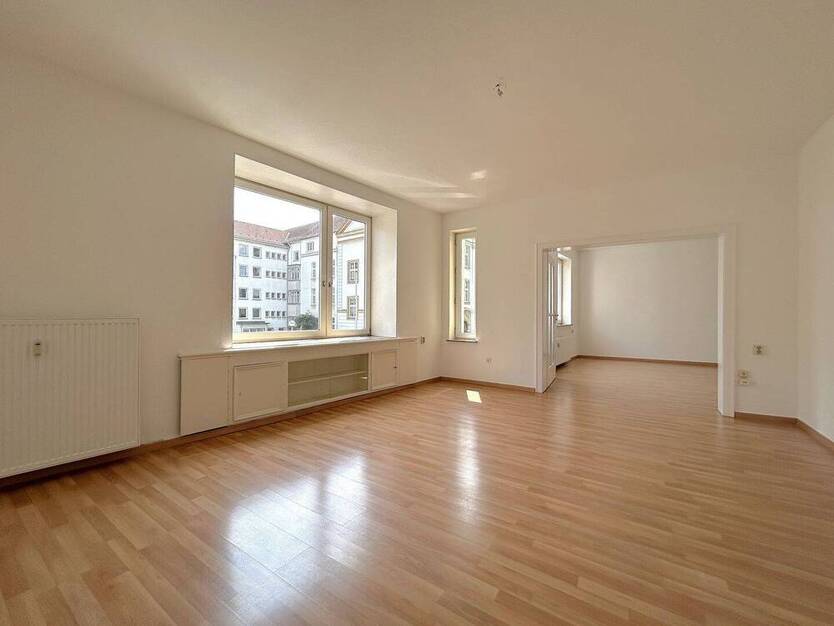 Helle, geräumige 4 Zimmerwohnung mit Balkon in zentraler Lage