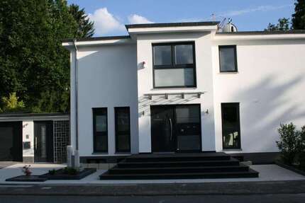 Haus Dreieich - 9 Zimmer, 300 m&sup2;, 4.200&euro; | Angebot:26732455
