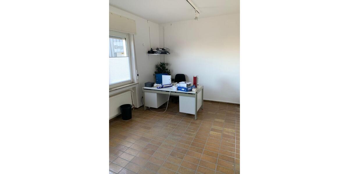 Lagerhalle mit Büroräumen zimmer