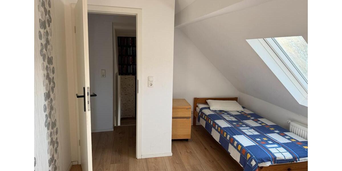 Dachgeschoßwohnung Oberursel (Taunus) - 4 Zimmer, 100 m&sup2;, 1.200&euro; | Angebot:25295601