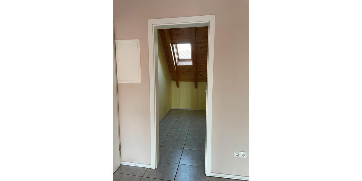 Dachgeschoßwohnung Gochsheim - 3 Zimmer, 80 m&sup2;, 920&euro; | Angebot:26039839