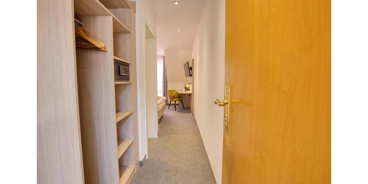 grosses Zimmer mit eigener DuscheWc, TV, Wlan, Boardinghaus, Waschmaschine, Trockner 1 zimmer