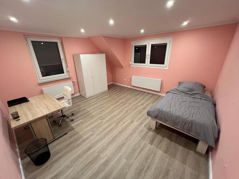 Möbliertes WG Zimmer in sanierter 4 Zimmer-Wohnung