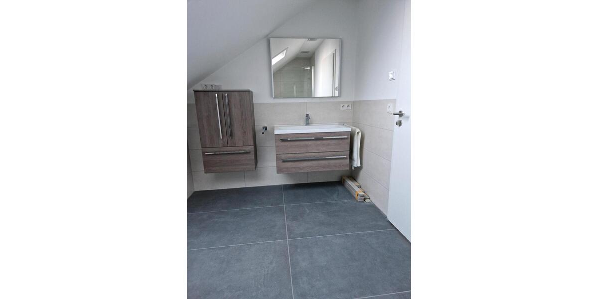 Dachgeschoßwohnung Hohenroth - 5 Zimmer, 90 m&sup2;, 600&euro; | Angebot:26468891