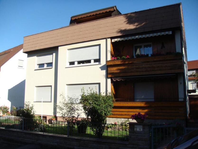 Helle 4,5 -Zimmer Wohnung mit Balkon und Garage in Göppingen-Holz zimmer