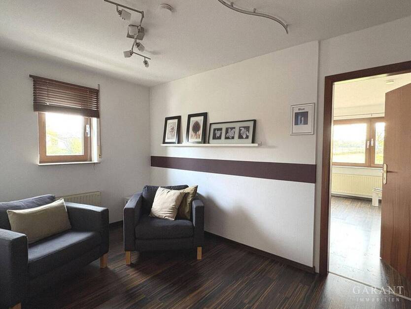 Großzügiges Haus mit zwei Garagen! 6 zimmer