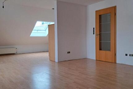 Dachgeschosswohnung im Ortskern von Neuhof 2 zimmer