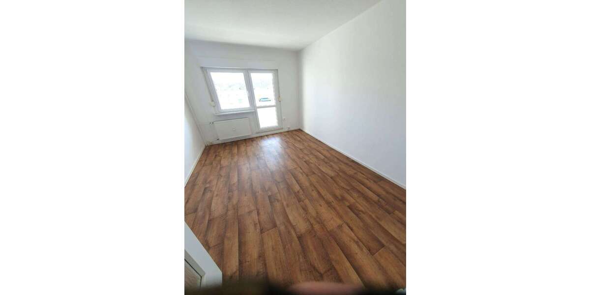 Gemütliche 2-Zimmer-Wohnung im 4. Obergeschoss mit Balkon und Badewanne - Appartement Schmölln | Angebot:25897911