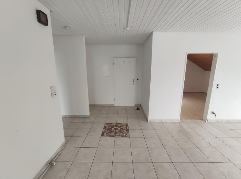3- Zi. DG Wohnung mit 2 Balkonen und Garage