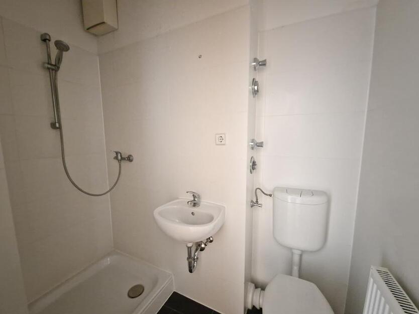 *Ab sofort! - 2-Zimmer-Erdgeschosswohnung mit Duschbad & 2 NKM sparen* zimmer