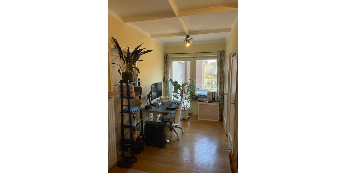 Charmante Altbauwohnung in zentraler Lage – mit Balkonen, Garage 2 zimmer