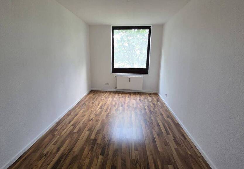 Familien-Zuhause in angenehmer Größe, 3 Zimmer mit Balkon, Laminat, Wannenbad, Gäste-WC, Aufzug