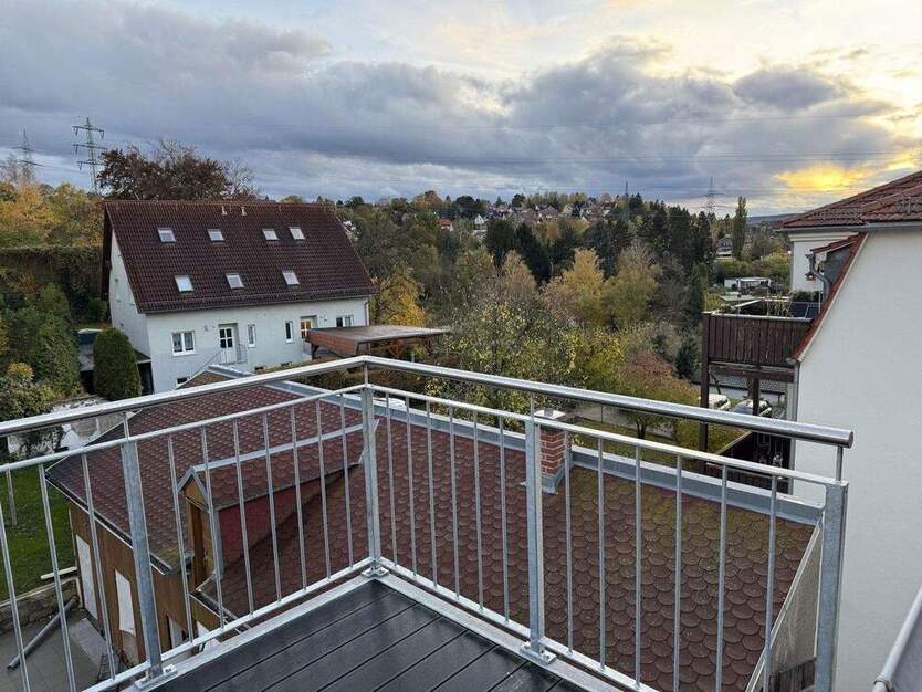 Dachgeschoss, 3 Zimmer, Südbalkon, Blick ins Grüne, frisch kernsaniert 3 zimmer