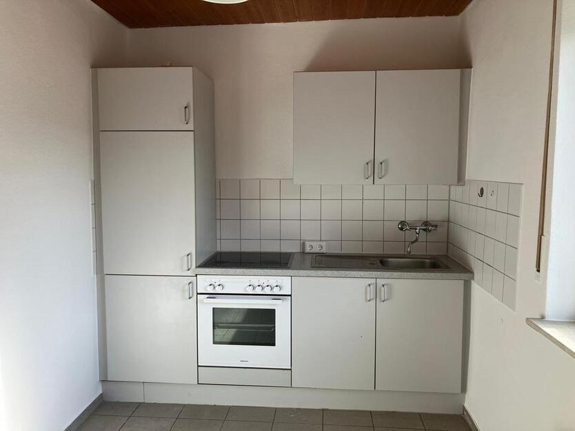 ZweiZimmerwohnung plus Bad, Küche und Stellplatz zu vermieten