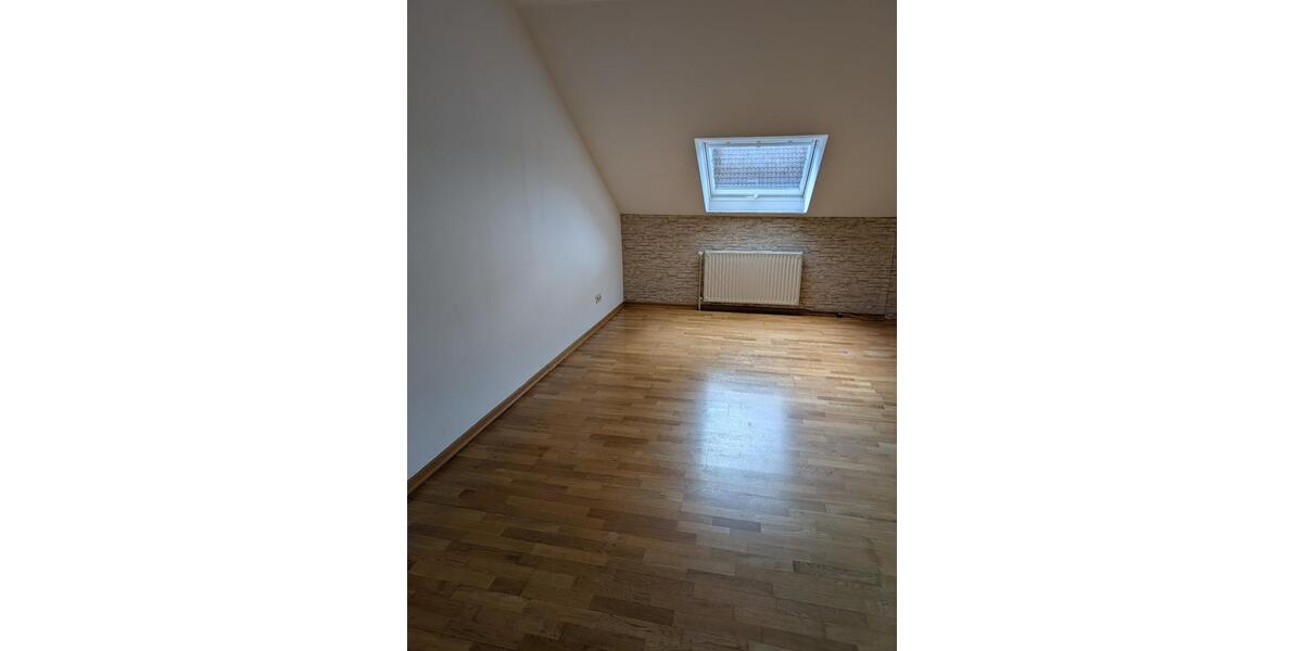 Dachgeschoßwohnung Delligsen - 3 Zimmer, 88 m&sup2;, 440&euro; | Angebot:26537974