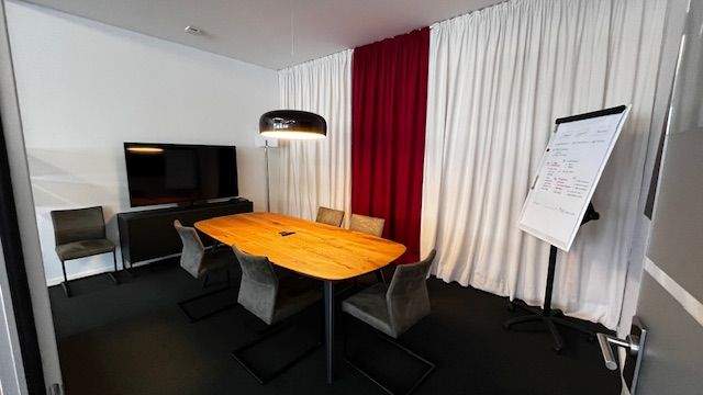 Voll ausgestattete Arbeitsplätze in offenem Loftbüro - All-in-Miete zimmer