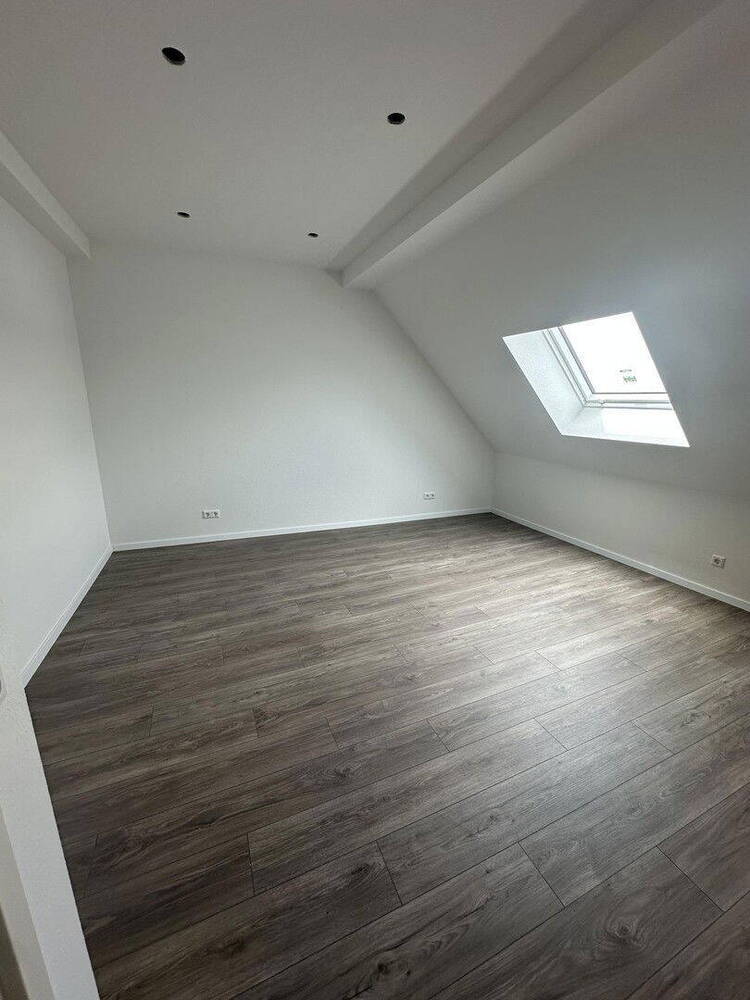 Neusanierte 3-Zimmer und 4 12-Zimmer Wohnungen