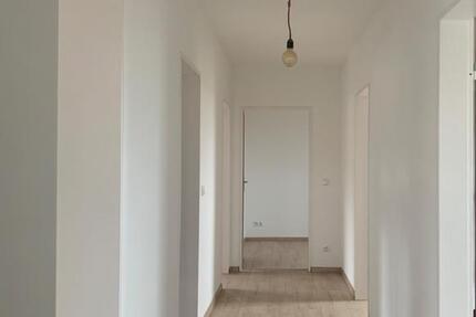 Helle, modern sanierte 5 Zimmerwohnung mit ca. 97 qm und Balkon zimmer