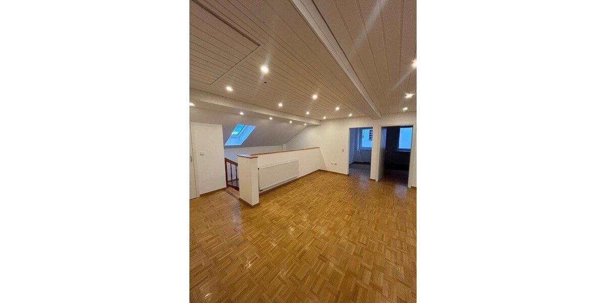 Dachgeschoßwohnung Maßbach - 3 Zimmer, 100 m&sup2;, 900&euro; | Angebot:26383213