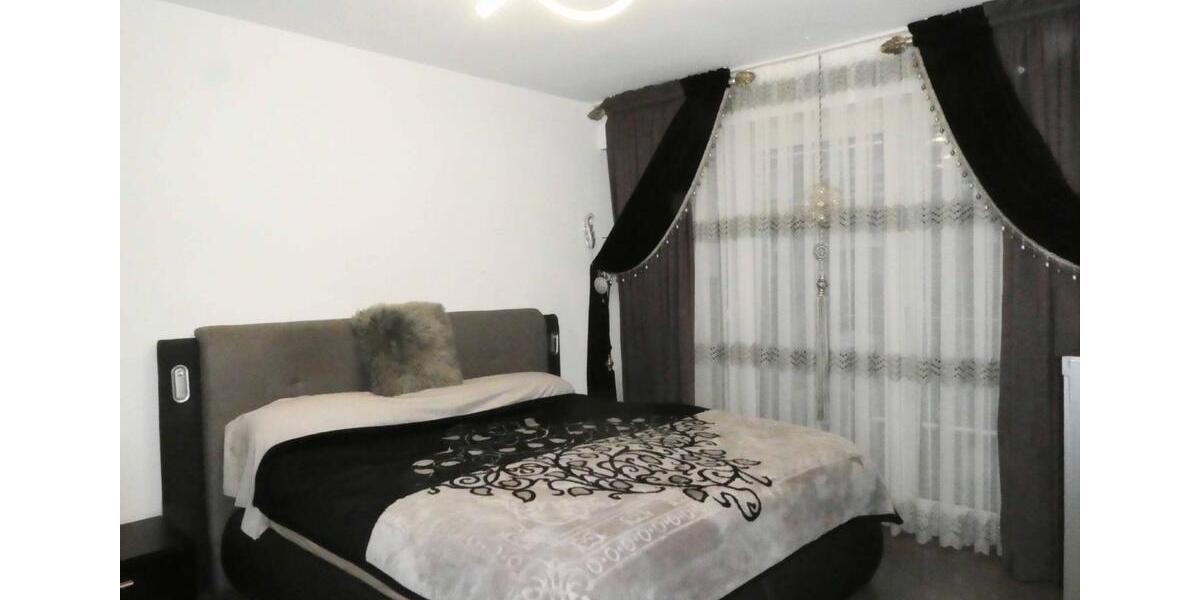 AUMÜLLER-Immobilien - Moderne energiesparsame 4-Zi-EG-Wohnung mit überdachtem Balkon und Carport 4 zimmer