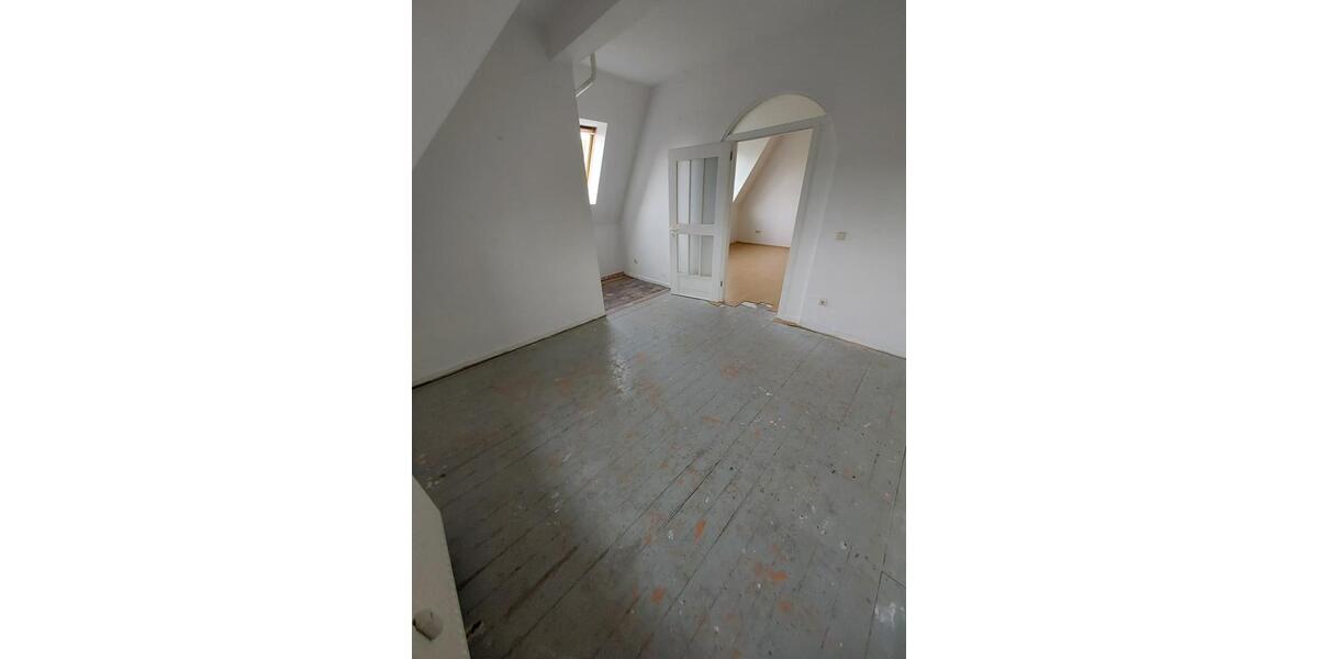 Helle 5 Zimmer DG Wohnung mit Dusche & Badewanne 5 zimmer