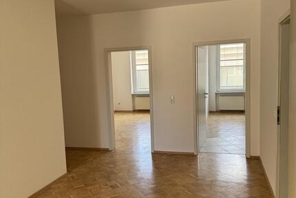 Top-sanierte 3-Zi-Wohnung,zentral gelegen mit Balkon und Stellplatz