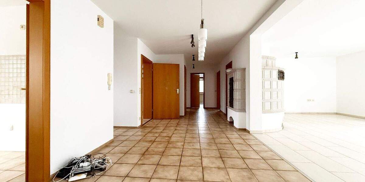 F&D | Gepflegtes Einfamilienhaus mit drei Garagen auf großem Grundstück 5 zimmer