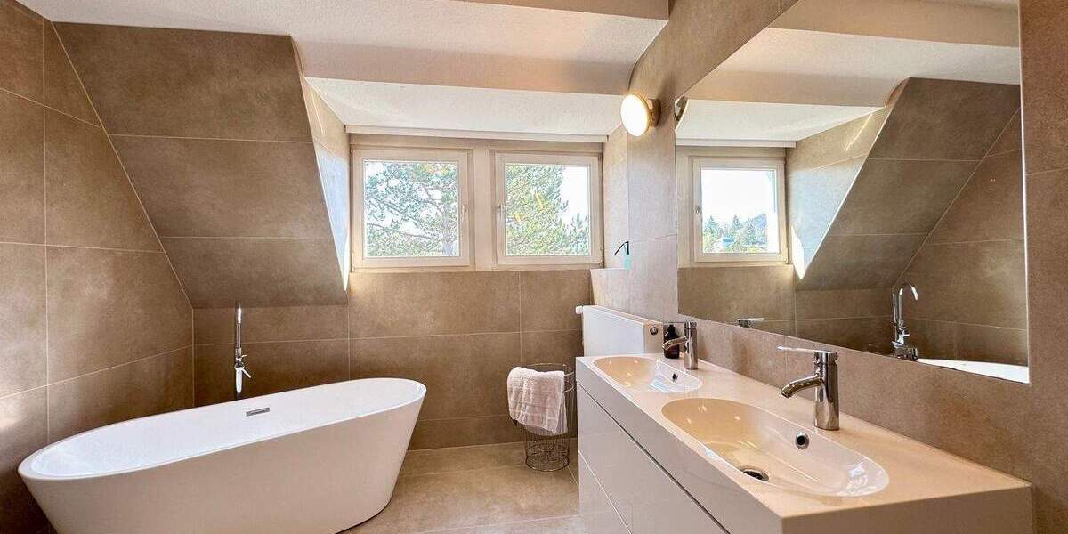 Etagenwohnung Baden-Baden Innenstadt - 4 Zimmer, 123 m&sup2;, 1.600&euro; | Angebot:25877332