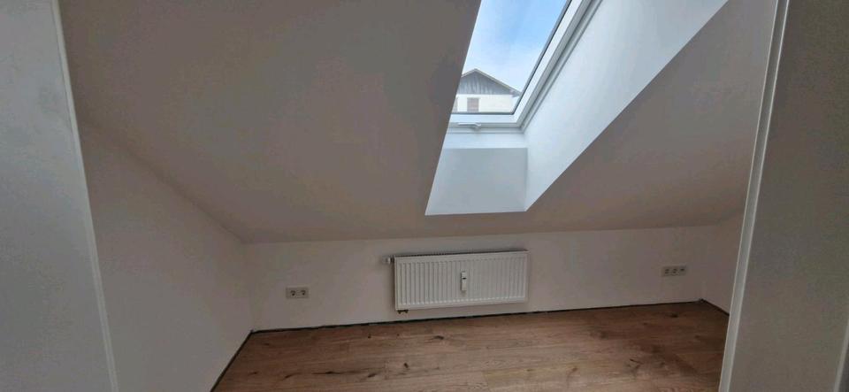 Dachgeschoßwohnung Burgkirchen an der Alz - 2.5 Zimmer, 65 m&sup2;, 1.040&euro; | Angebot:26478532