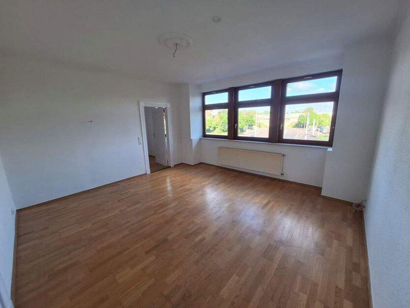 Großzügige, helle 5-Zimmer-Dachgeschosswohnung im Altbau - ruhige Lage mit Weitblick in Ammendorf 5 zimmer