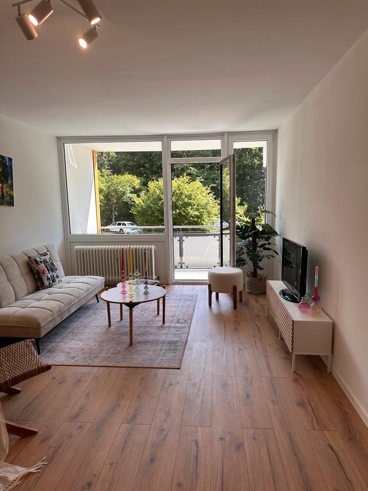 Frisch renovierte 3 Zimmer Wohnung mit großem Balkon