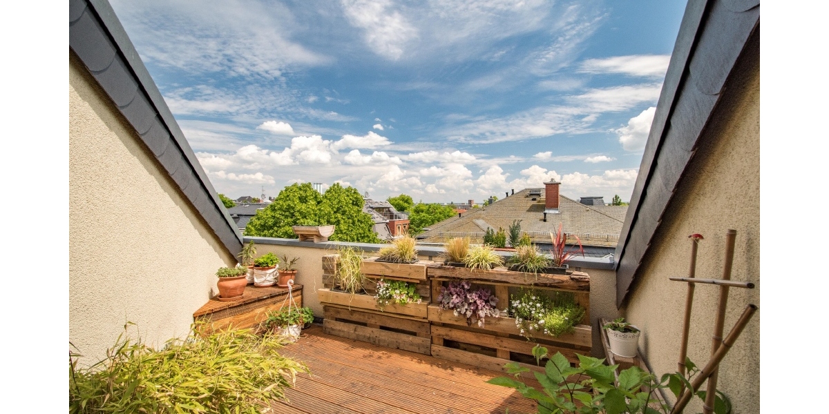 DACHTERRASSE – WANNEN-DUSCHBAD MIT FENSTER – GÄSTE-WC – EINBAUKÜCHE – MAISONETTE 4 zimmer