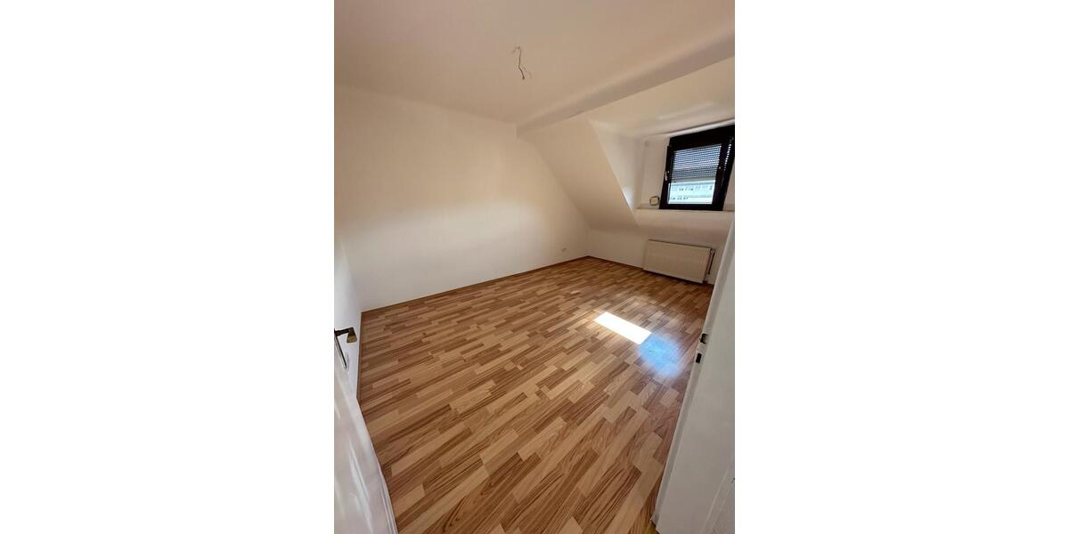Dachgeschoßwohnung Dillingen (Saar) - 3 Zimmer, 80 m&sup2;, 500&euro; | Angebot:25790941