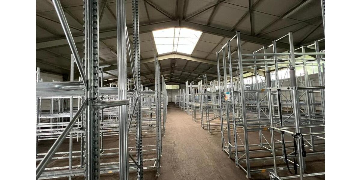Lagerhalle in Hof mit Zufahrtsrampe und elektrischen Rolltoren – sofort verfügbar zimmer