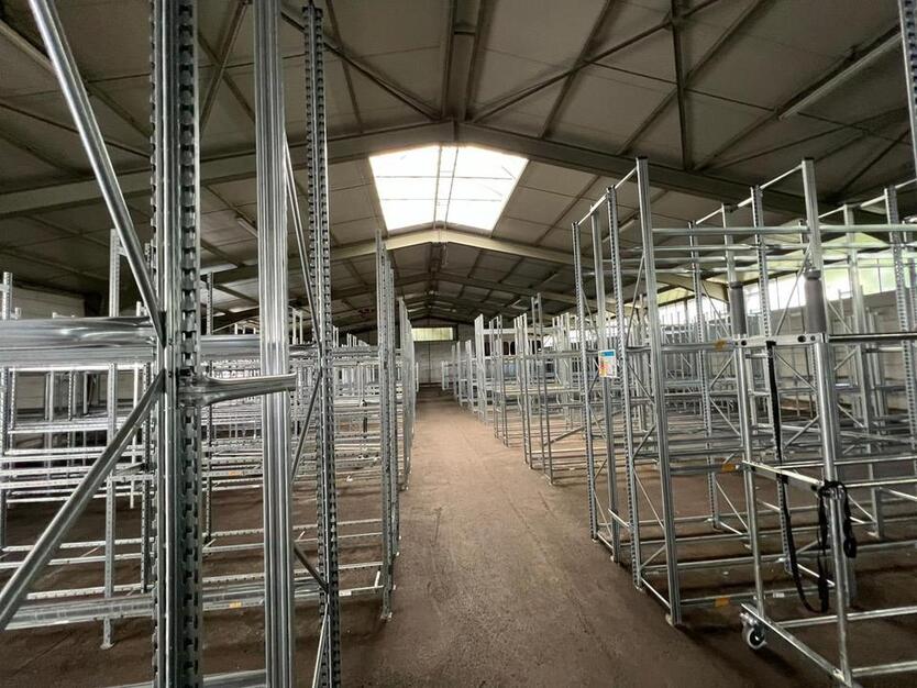 Lagerhalle mit Laderampe und elektrischen Rolltoren – sofort verfügbar zimmer