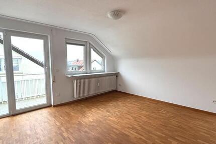 Helle 3-Zimmer-Dachgeschosswohnung mit Balkon, Ebk in Benningen zimmer