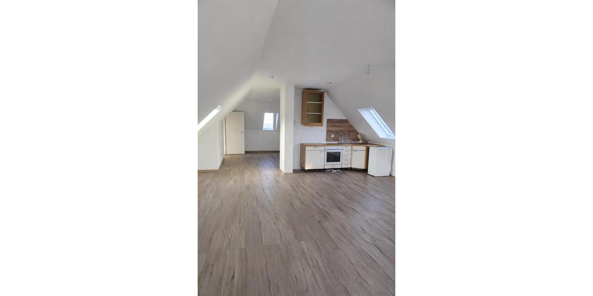 Dachgeschoßwohnung Emden - 3 Zimmer, 100 m&sup2;, 1.200&euro; | Angebot:24785331