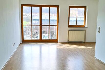 (13648 01) Meiningen: kleine ruhige 2-Zimmer Wohnung mit PKW-Stellplatz und Keller, EBK möglich